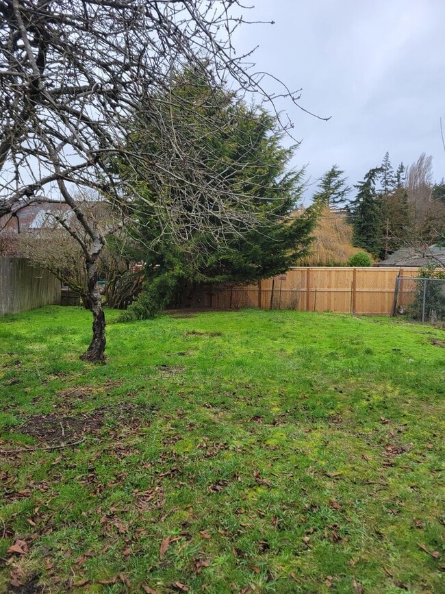 Building Photo - 3 Bedroom, 1 Bath Uptown Victorian Port To...