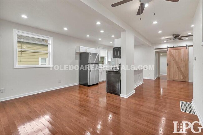Building Photo - 1733 Stahlwood Ave