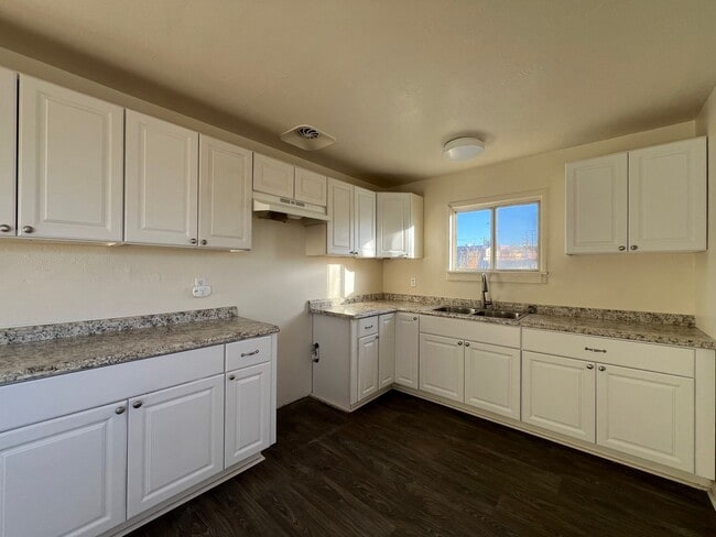 Building Photo - 3 Bedroom 1 Bathroom House with Huge Fenced Yard Near Schools, Park & Community Pool