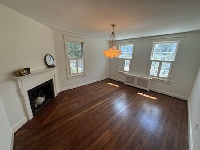 Building Photo - *DREAM LOCATION* 6BR Completely Renovated Duplex