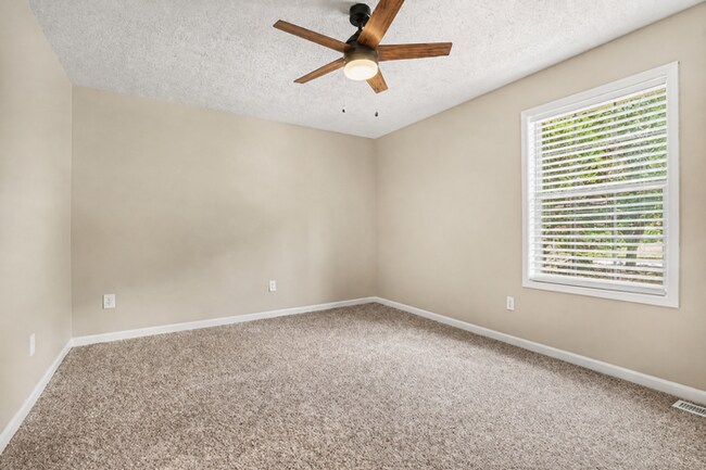 Building Photo - 2BR/1.5BA End Unit Townhome Near Downtown Snellville!