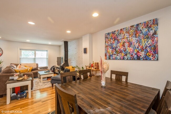 Building Photo - 2103 N Larrabee St