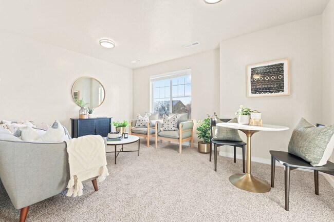 Building Photo - 5 Bedroom 2.5 Bath FOUR CAR GARAGE Eagle, ...