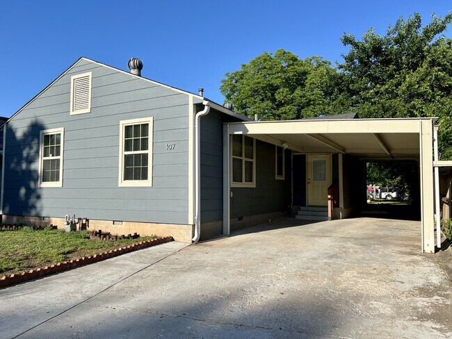 Primary Photo - 107 N Gillette Ave