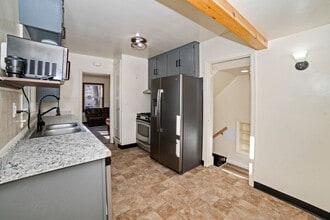 Building Photo - 4 Bedroom House in Neenah