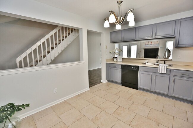 Building Photo - Beautifully Updated Townhome In Ocean Lake...