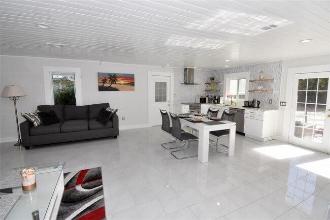 Building Photo - 2450 Hawthorne St