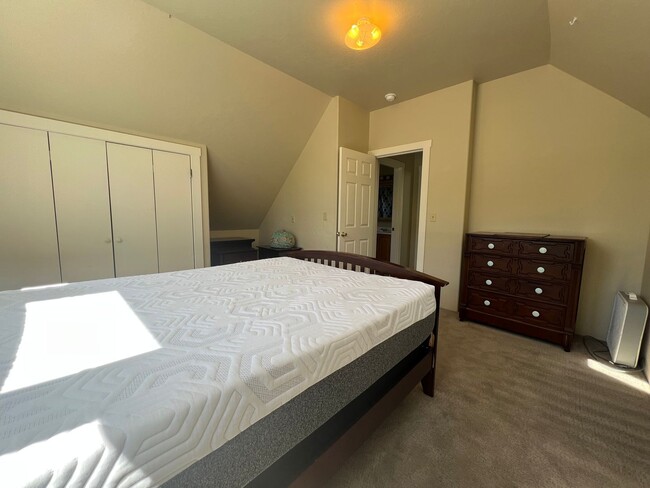 Building Photo - COMING SOON!  2 bed, 2 bath home in the heart of Ashland