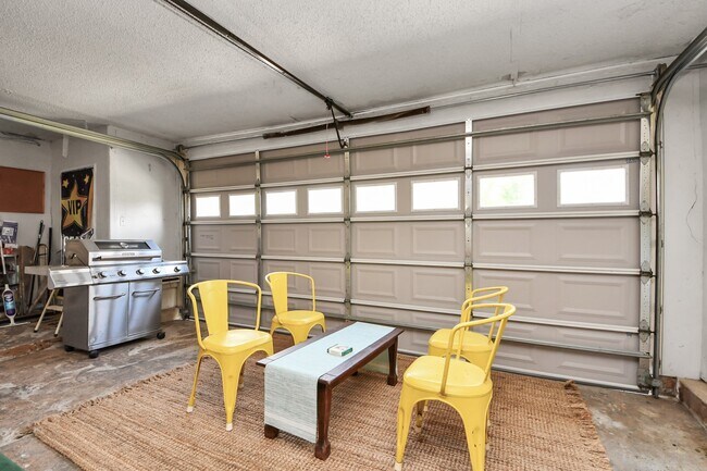 Building Photo - 17018 Water Oak Dr