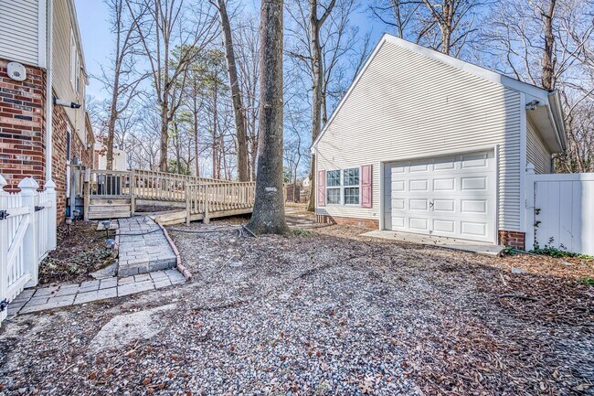 Building Photo - Spacious Chesterfield Home Move In Ready