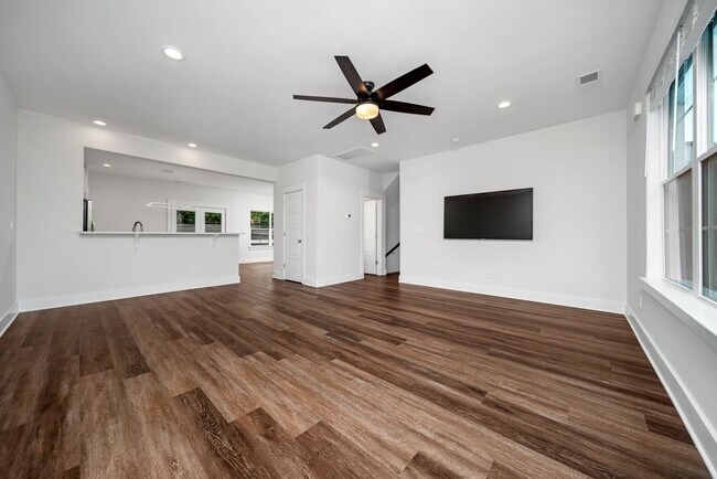 Building Photo - Stunning 2BE/2.5BA townhome next to Percy ...