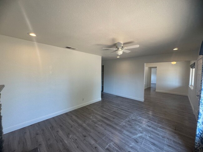 Building Photo - 4 Bedroom Home in Sacramento