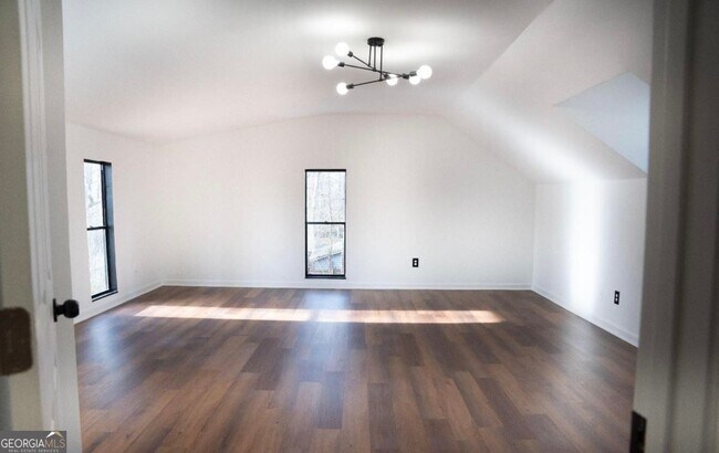 Building Photo - 683 Almon Rd