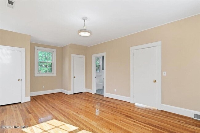 Building Photo - 300 Dogwood Ln