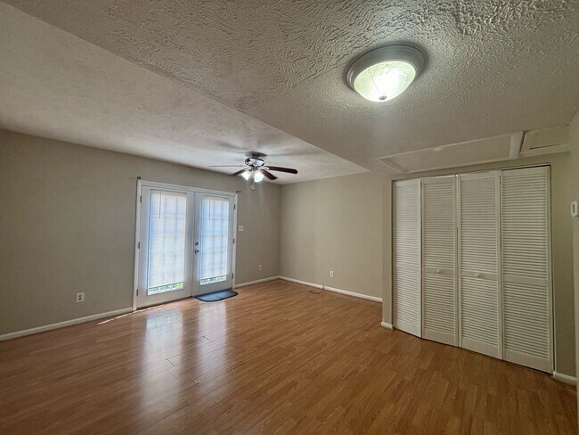 Building Photo - 422 Kirkcaldy Ct