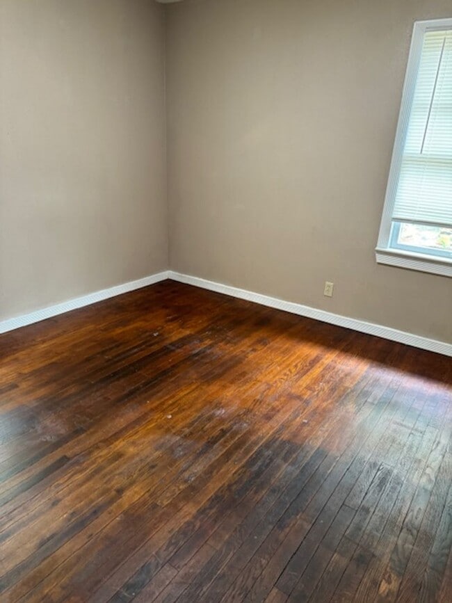 Building Photo - 1672 S Maple Ave