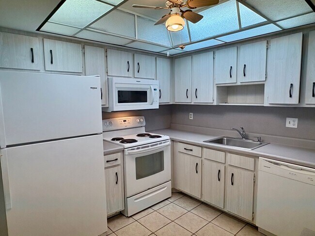 Building Photo - 2/2 First Floor in Poppleton Creek!