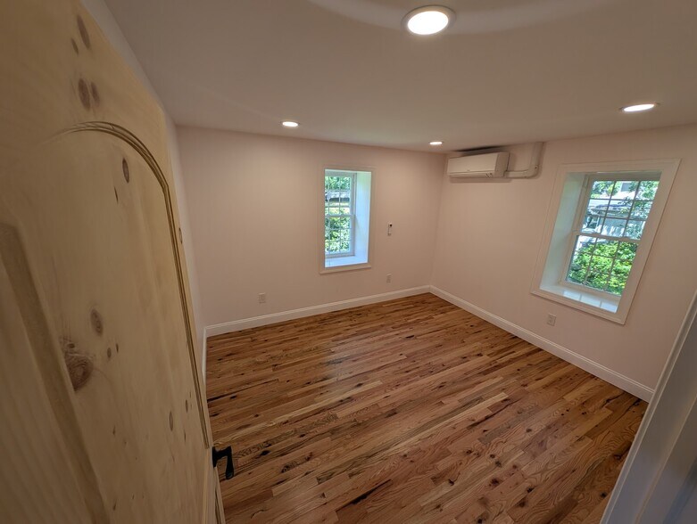 Building Photo - 131 W Walnut Ln