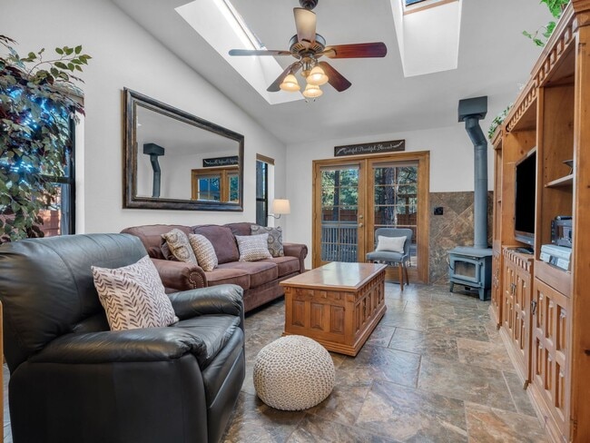 Building Photo - Cozy Furnished Country Club Home