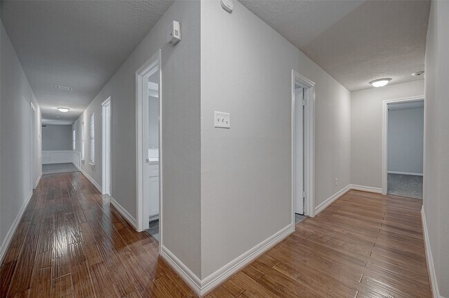 Building Photo - 919 Mockingbird Way