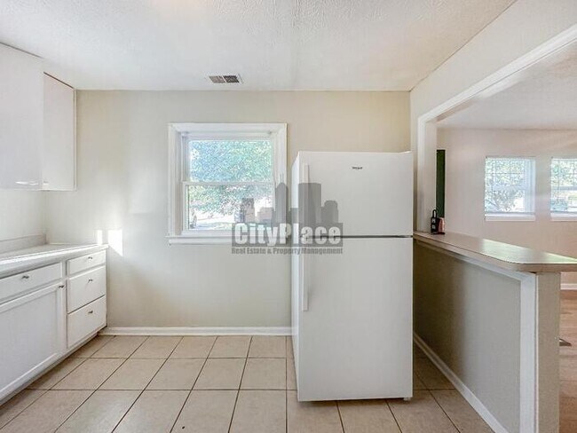 Building Photo - 2121 N Catherwood Ave