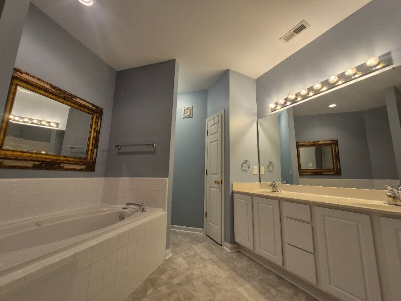 Building Photo - 2223 Locksley Woods Dr