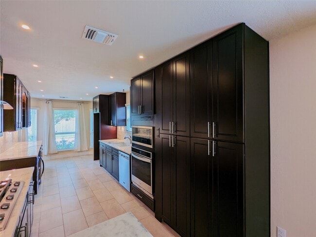 Building Photo - 8815 Lyndonnille Falls Ln