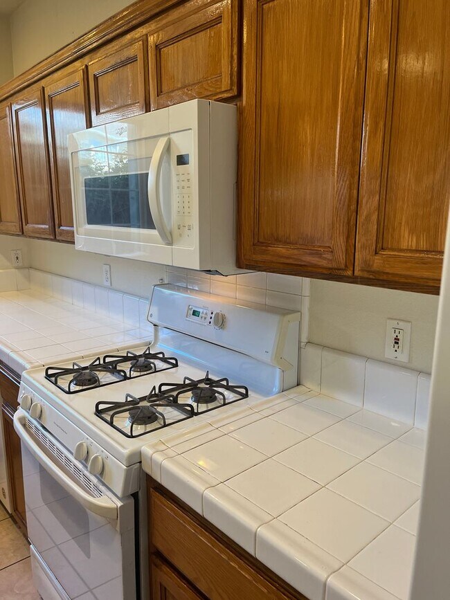Building Photo - 3 bedroom 2.5 bath town home with large bo...