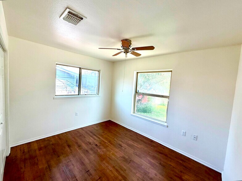 Building Photo - 515 Bangor Dr