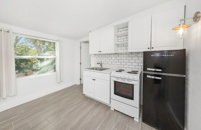 Building Photo - P200 - #7A Holiday Inn