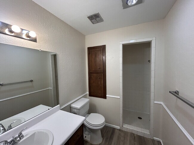 Building Photo - Updated 3/2/1 duplex in Northwest Lubbock.