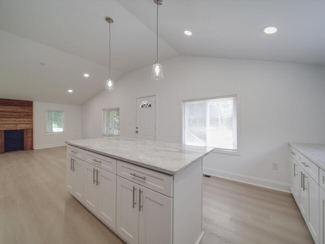 Building Photo - Beautifully Remodeled 3-bedroom, 2 bath house