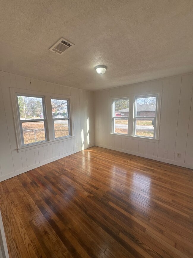 Building Photo - 723 Hall St