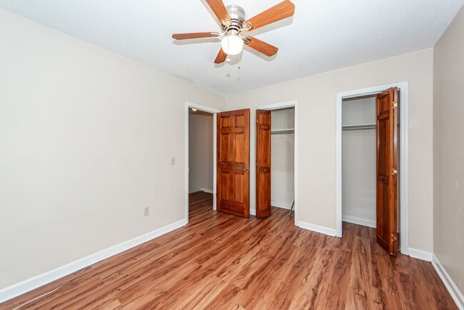 Building Photo - 2 Bedroom 1.5 Bath Townhouse in Creek Poin...