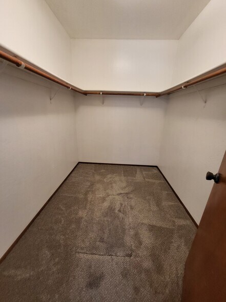 Building Photo - 906 Balra Dr