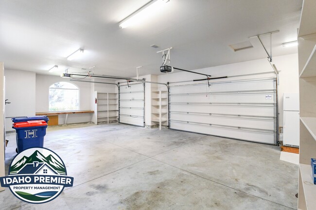 Building Photo - 481 E Trailside Dr