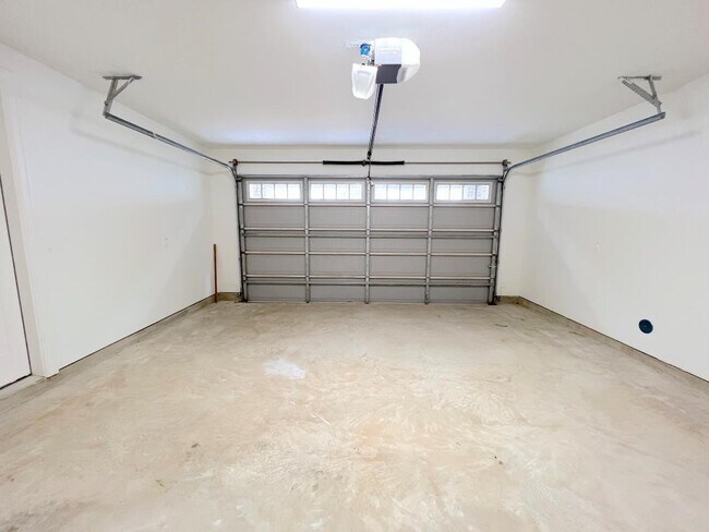 Building Photo - 2122 Blalock Rd