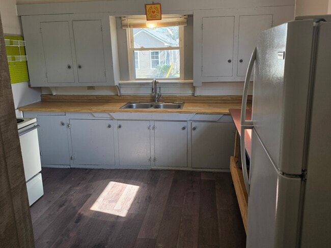 Building Photo - 3042 Main St