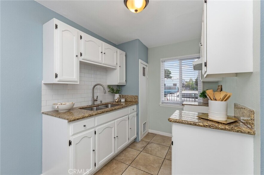 Kitchen - 1048 S Record Ave