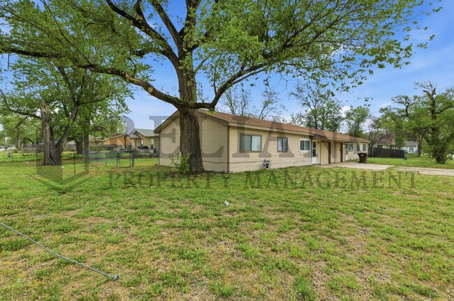 Building Photo - 5026 W Newell St