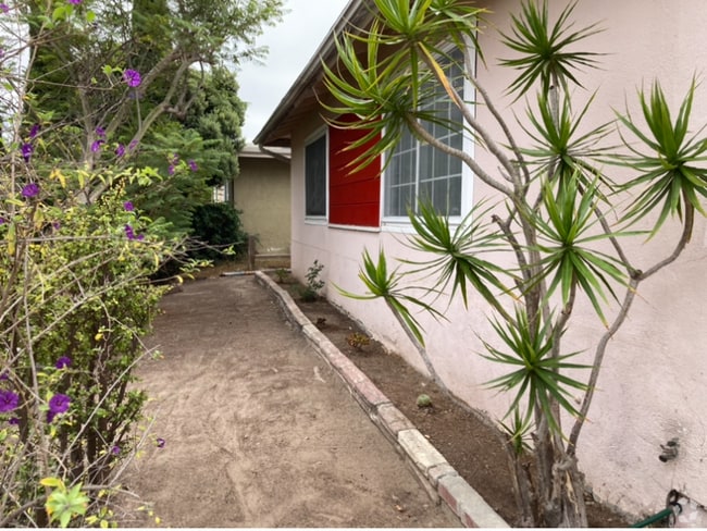 Building Photo - 4640 Clairemont Dr