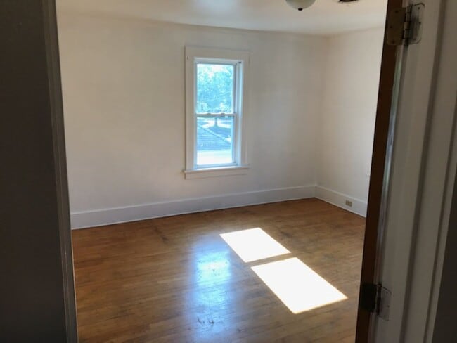Building Photo - 214 Maple St