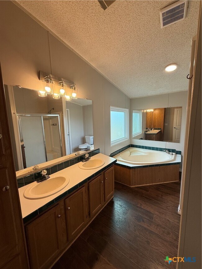 Building Photo - 254 Maverick Ln