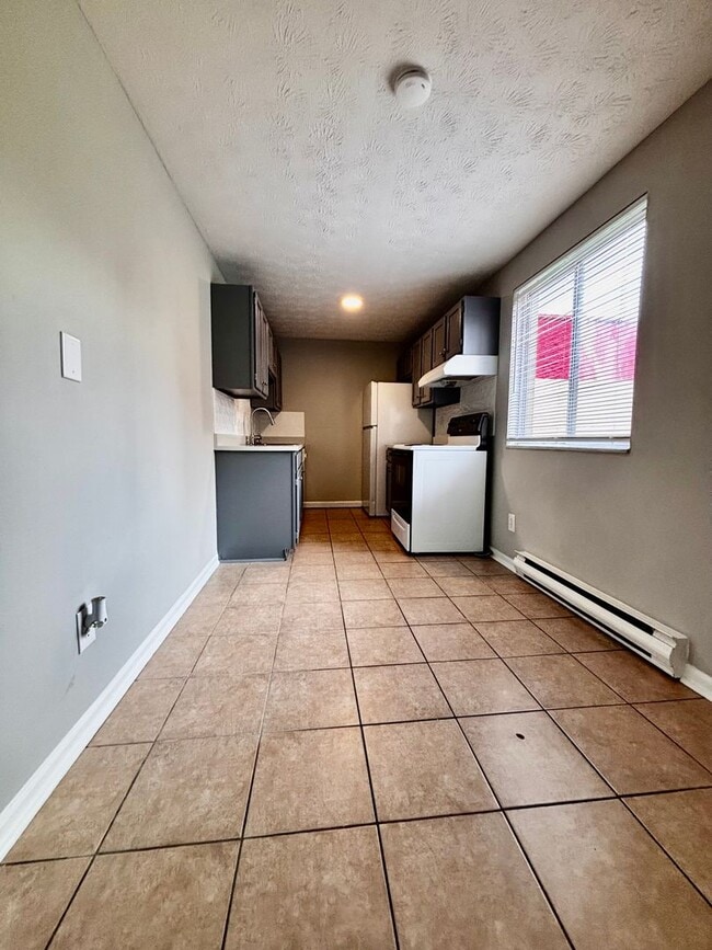 Building Photo - Renovated 2 bedroom in peaceful Englewood ...