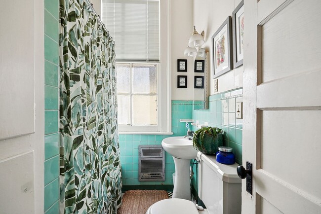 Building Photo - Large 1 bedroom apartment in heart of Uptown