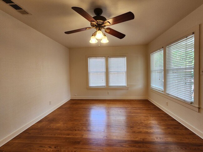 Building Photo - Craftsman Style House Walking Distance to ...