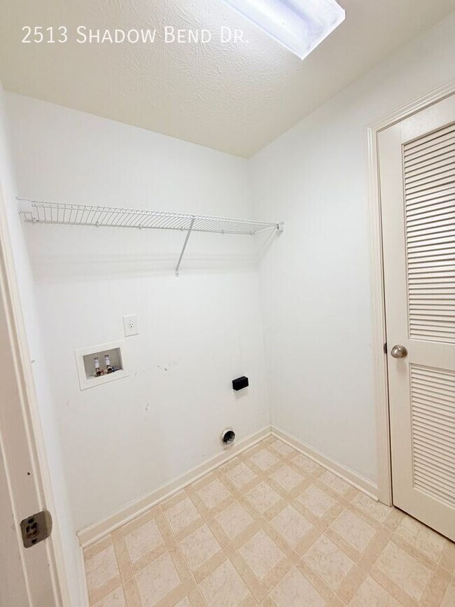 Building Photo - 2513 Shadow Bend Dr