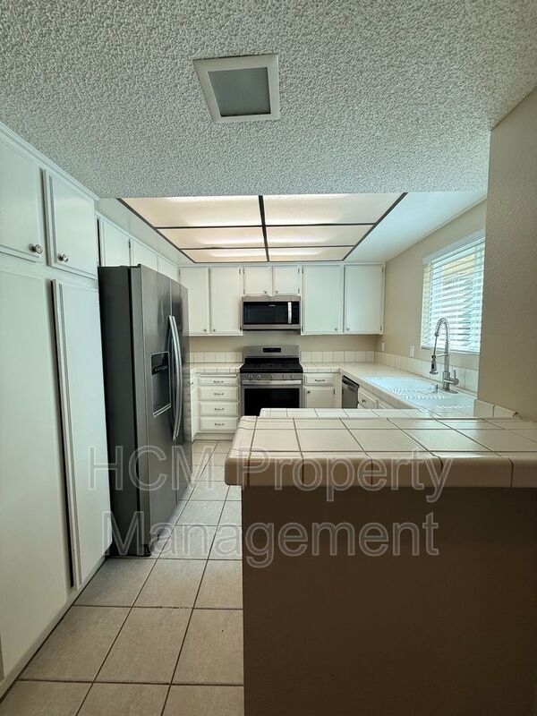 Building Photo - 4852 Cabana Dr