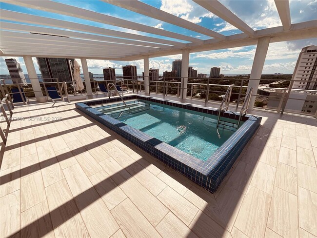 Building Photo - 1600 SW 1st Ave