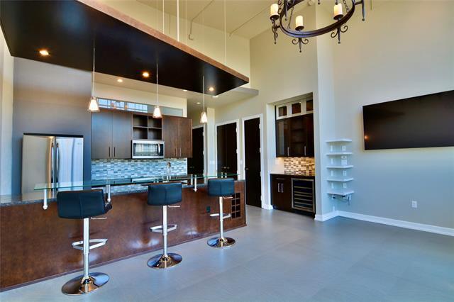 Building Photo - 2600 W 7th St